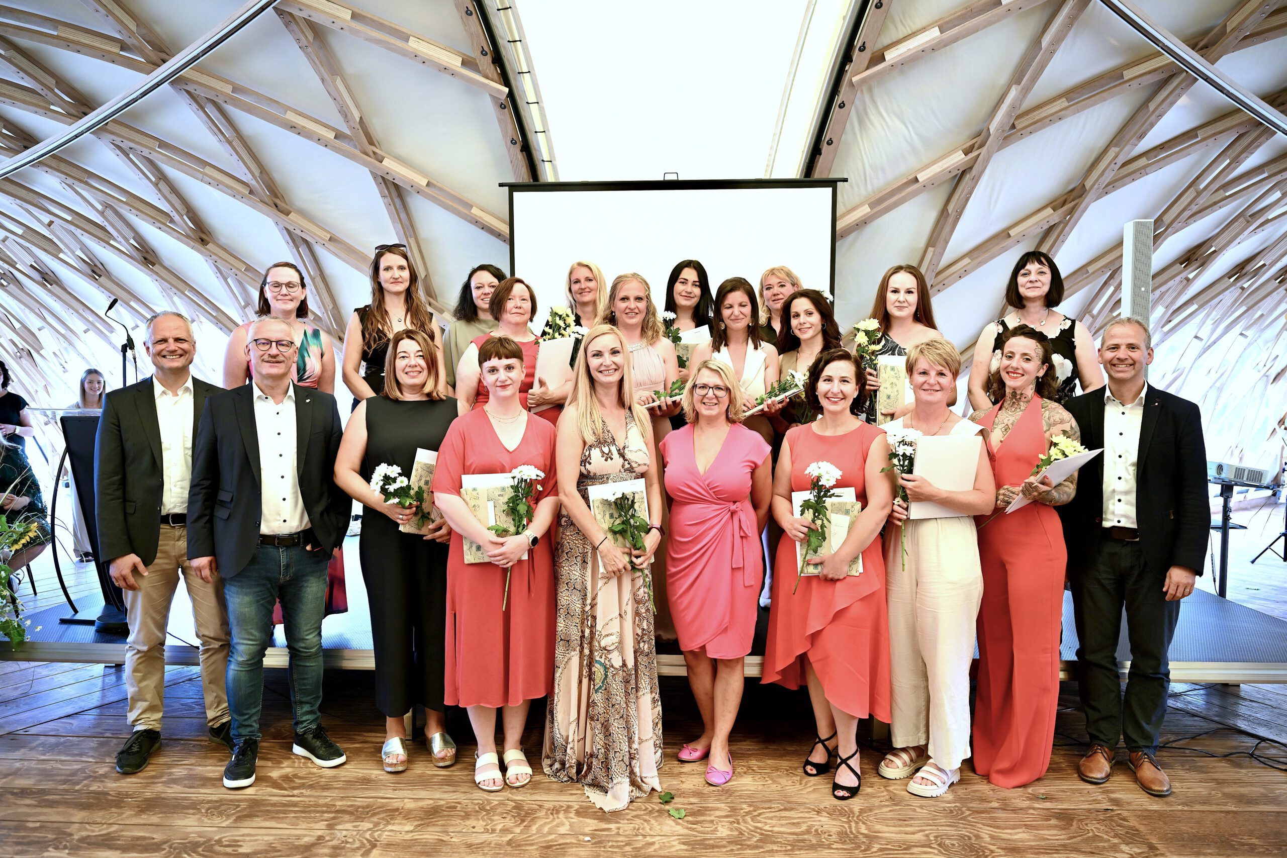 Goldene Stunde für die Absolventinnen der Teilzeitausbildung: die frisch ausgebildeten Erzieherinnen der Caritas Fachakademie für Sozialpädagogik in Weiden mit der Fachakademieleiterin Dr. Barbara Neuber (Mitte). Es gratulierten: Diözesan-Caritasdirektor Michael Weißmann (2.v.li.), Personalchef Stefan Schmidberger (li.) und Dr. Robert Seitz (re.), Abteilungsleiter Bildung und Soziales. (Foto: H.C. Wagner / Caritas Regensburg)