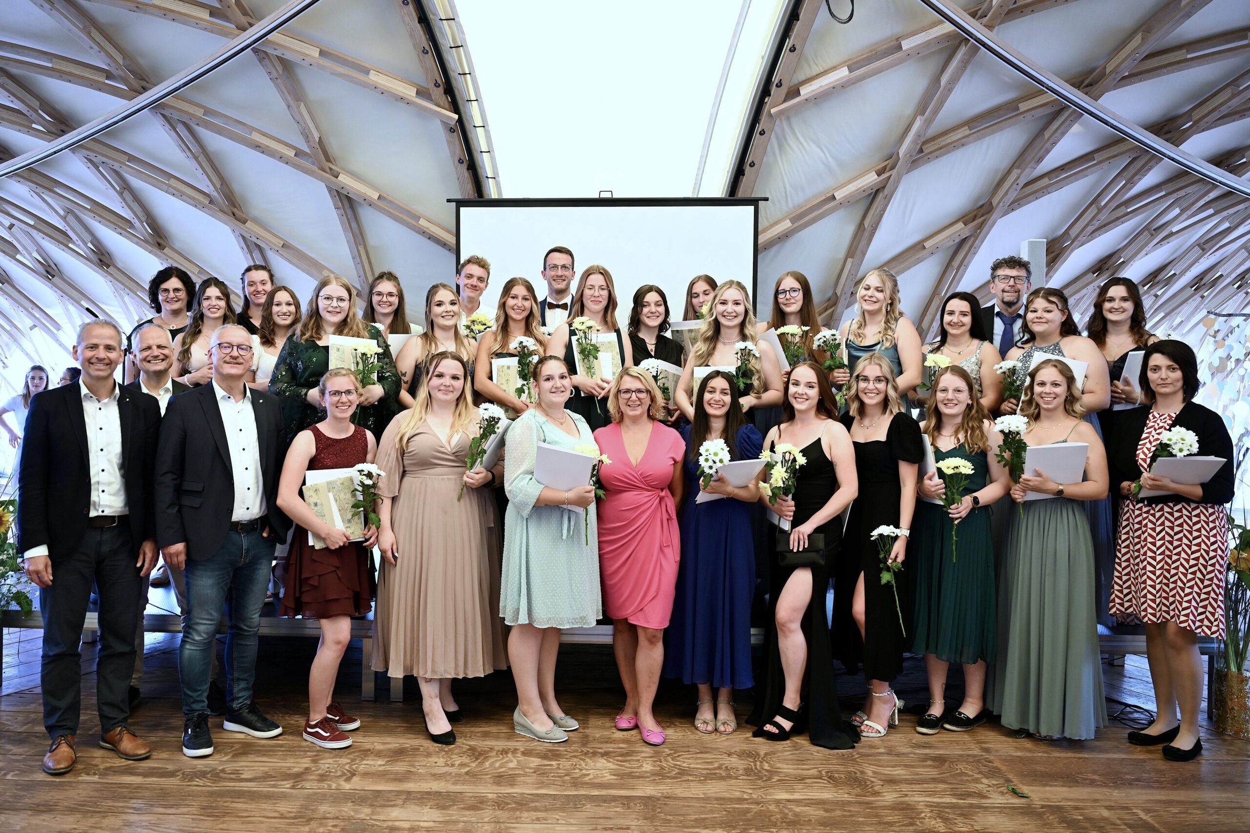 Goldene Stunde für die Absolventinnen und Absolventen der Vollzeitausbildung: die frisch ausgebildeten Erzieherinnen und Erzieher der Caritas Fachakademie für Sozialpädagogik in Weiden mit der Fachakademieleiterin Dr. Barbara Neuber (Mitte). Es gratulierten: Diözesan-Caritasdirektor Michael Weißmann (2.v.li.), Personalchef Stefan Schmidberger (li.) und Dr. Robert Seitz (re.), Abteilungsleiter Bildung und Soziales. (Foto: H.C. Wagner / Caritas Regensburg)